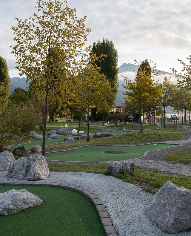 Bächler + Güttinger AG_Minigolf Spiez_2023_Minigolfanlage_Parks und Grünanlage_Pflästerungen und Beläge_Bepflanzungen Bächler + Güttinger AG_Minigolf Spiez_2023_Minigolfanlage_Parks und Grünanlage_Pflästerungen und Beläge_Bepflanzungen