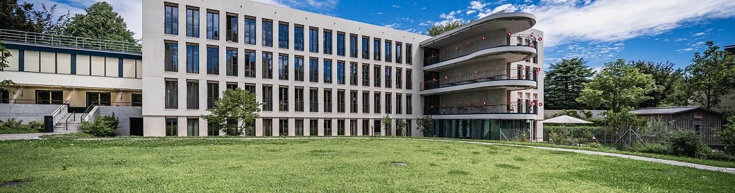 Bächler + Güttinger AG_Tilia Elfenau_2023_Firmengelände_Überbauungen_Parks und Grünanlage_Pflästerungen und Beläge_Bepflanzung Bächler + Güttinger AG_Tilia Elfenau_2023_Firmengelände_Überbauungen_Parks und Grünanlage_Pflästerungen und Beläge_Bepflanzung
